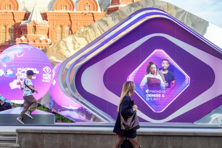 Часы обратного отсчета дней до начала музыкального конкурса «Интервидение-2025», установленные на Манежной площади в Москве
