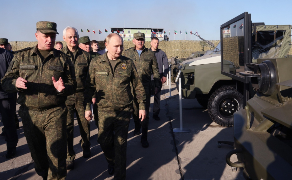 Владимир Путин осматривает вооружение, военную и специальную технику в ходе рабочей поездки в Нижегородскую область