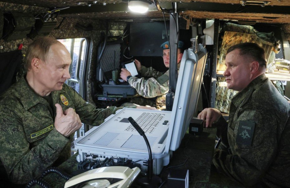 Владимир Путин осматривает военную технику на полигоне в Нижегородской области, где проходят совместные стратегические учения России и Белоруссии «Запад-2025»