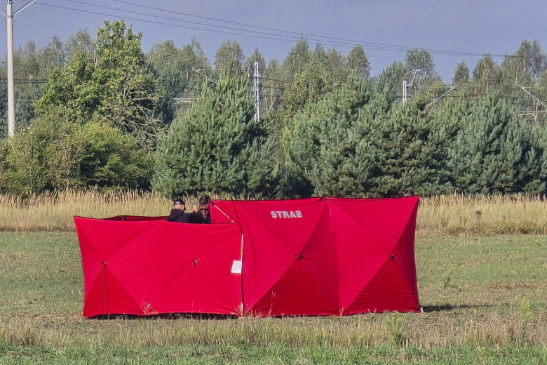 Польша. Чоснувка. Пожарные на месте обнаружения сбитого БПЛА