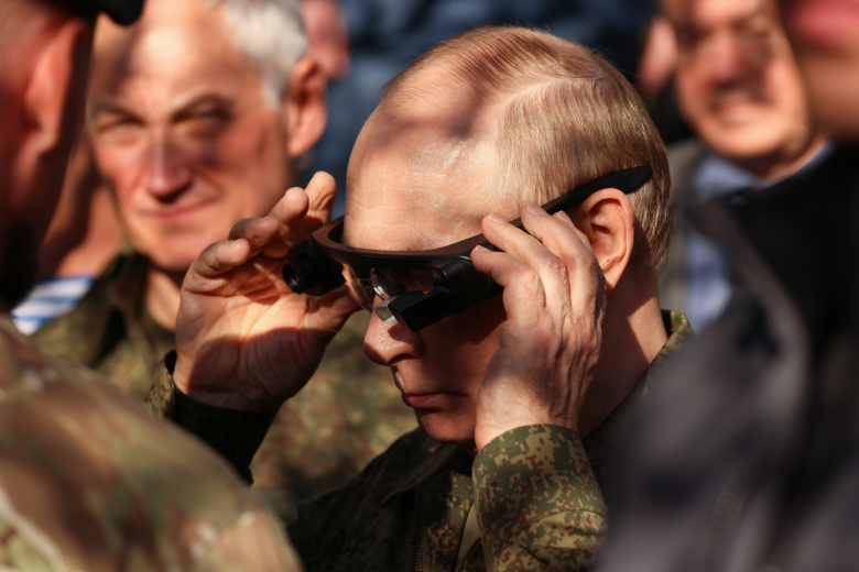Нижегородская область. Президент РФ Владимир Путин во время осмотра вооружения, военной и специальной техники на территории военного полигона Мулино