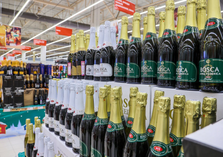 В российском городе продавщица вступила в схватку из-за бутылки шампанского