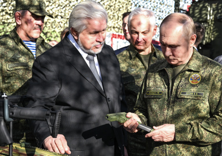В камуфляже с пистолетом: лучшие кадры с Путиным на учениях «Запад-2025»