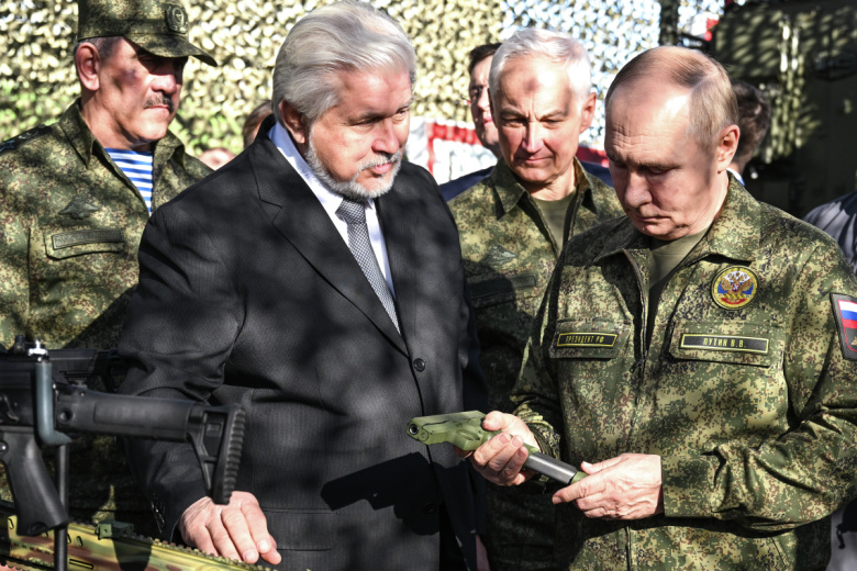 Владимир Путин осматривает вооружение, военную и специальную технику в ходе рабочей поездки в Нижегородскую область. На снимке: президент держит в руках пистолет Лебедева. Слева направо: заместитель министра обороны РФ Юнус-Бек Евкуров, генеральный директор концерна «Калашников» Владимир Лепин, мини