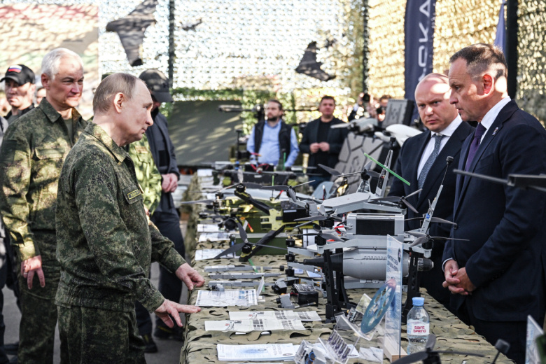 Владимир Путин осматривает вооружение, военную и специальную технику в ходе рабочей поездки в Нижегородскую область. На втором плане слева: министр обороны РФ Андрей Белоусов. Справа: руководитель ЦИК партии «Единая Россия», депутат Государственной Думы РФ Александр Сидякин