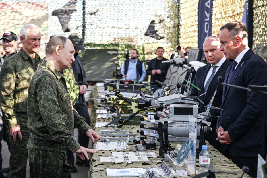 Владимир Путин осматривает вооружение, военную и специальную технику в ходе рабочей поездки в Нижегородскую область. На втором плане слева: министр обороны РФ Андрей Белоусов. Справа: руководитель ЦИК партии «Единая Россия», депутат Государственной думы РФ Александр Сидякин