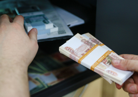 Стало известно, за счет чего живут богатые семьи в России
