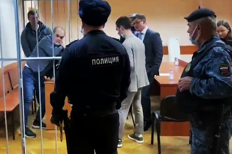 Альберт Худоян (слева), проходящий обвиняемым по делу о мошенничестве с землей на сумму свыше 4 миллиардов рублей, после оглашения приговора в зале Коптевского суда Москвы