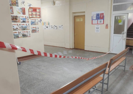 Девочка получила сотрясение из-за обвалившегося потолка в российской школе