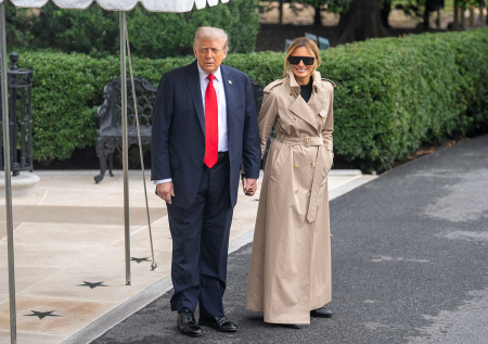 Меланию Трамп высмеяли за ультрадлинное пальто во время визита в Лондон