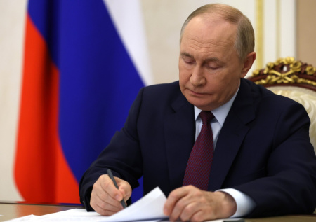Путин поручил значительно увеличить выплаты по некоторым программам