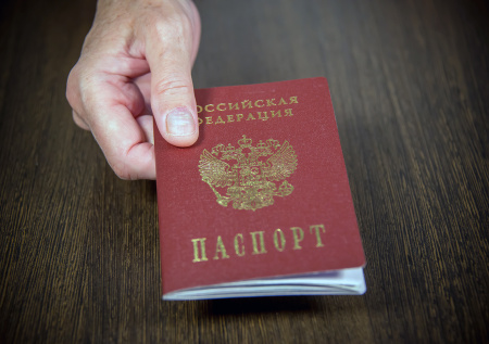 Россиянин усыновил ребенка из-за рубежа ради гражданства