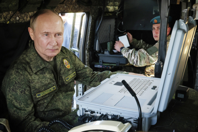 Президент РФ Владимир Путин осматривает военную технику на полигоне в Нижегородской области, где проходит совместное стратегическое учение России и Белоруссии «Запад-2025»