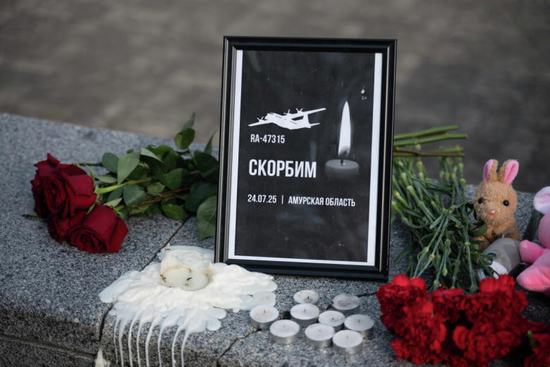 Стихийный мемориал в память о жертвах крушения самолета Ан-24 в Хабаровске. Ан-24 авиакомпании «Ангара», следовавший по маршруту Хабаровск — Благовещенск — Тында