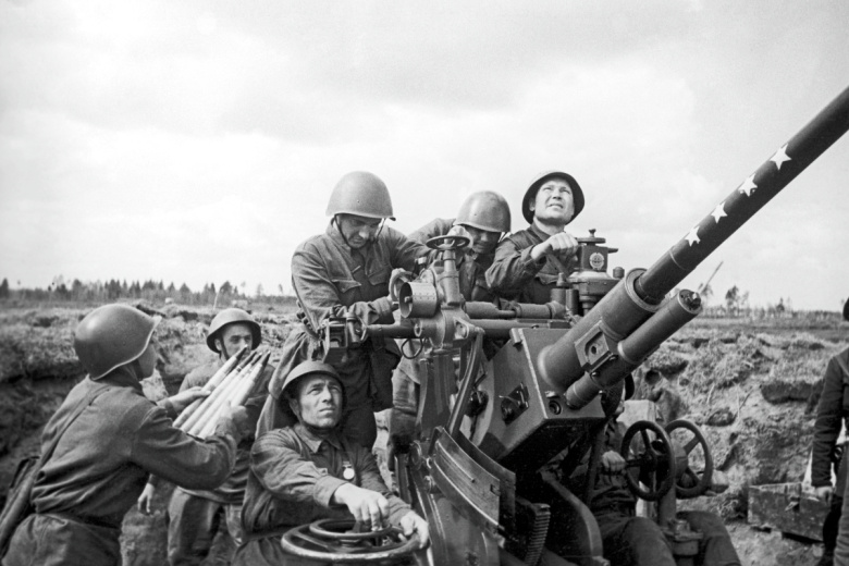 Великая Отечественная война 1941-1945 гг. Боевые действия советских войск Северо-Западного фронта в районе Старой Руссы. Зенитный расчет ведет огонь по авиации противника