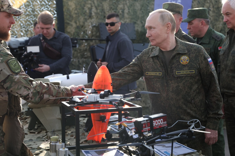 Владимир Путин осмотрел вооружения, военную и специальную технику, участвующую в учении «Запад-2025»