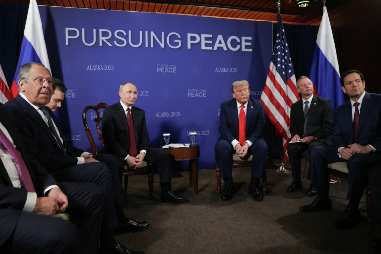 Президент РФ Владимир Путин и президент США Дональд Трамп во время переговоров в узком составе на Аляске