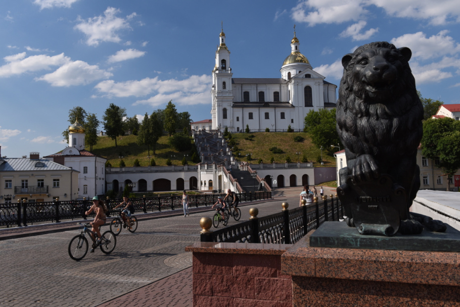 Скульптура льва (справа) на Пушкинском мосту через реку Витьба в городе Витебске. На дальнем плане Свято-Успенский кафедральный собор