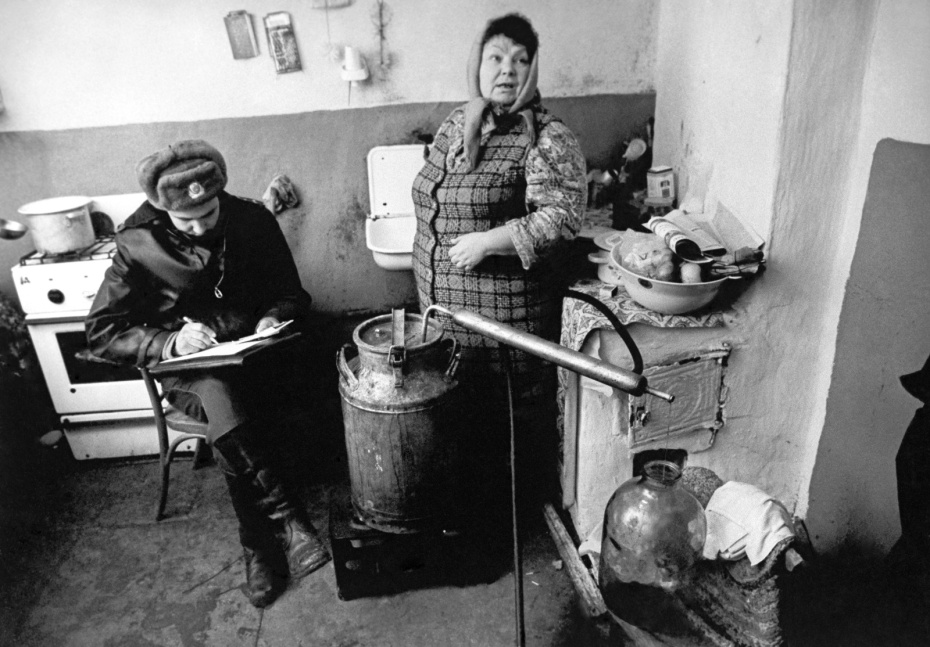 Рейд по борьбе с самогоноварением. На снимке: участковый инспектор составляет протокол в доме самогонщицы, 1987 год