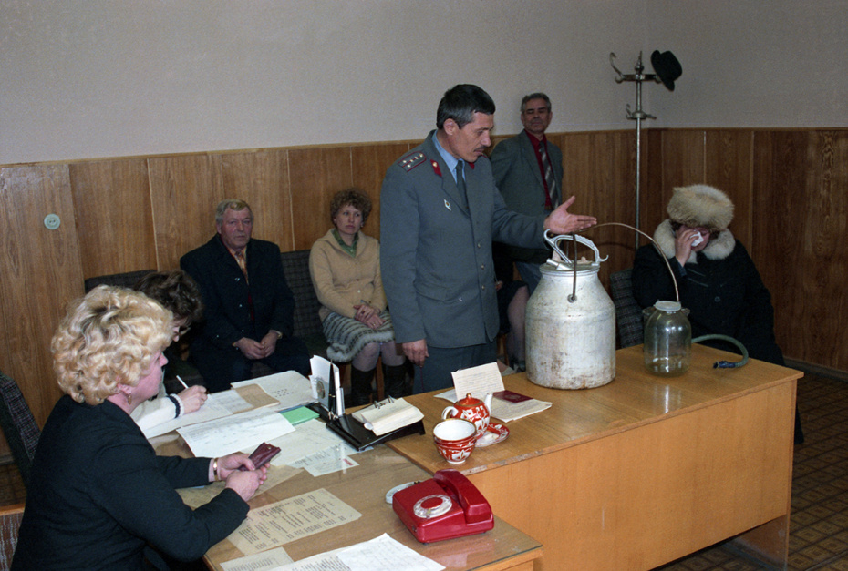 1 апреля 1988 года. Товарищеский суд над самогонщицей Г. А. Тушко в коллективе РСУ-7 треста «Ташремстрой»