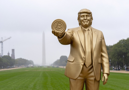 Трампа увековечили в золоте
