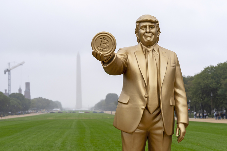 Статуя президента США Дональда Трампа, держащего в руках биткоин, ​​на Национальной аллее в Вашингтоне