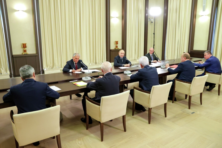 Владимир Путин проводит встречу с руководителями фракций политических партий в Госдуме РФ