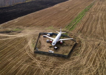 Посадивший самолет в поле пилот объяснил свое решение