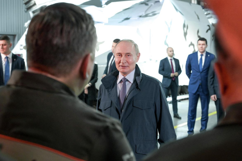 Президент РФ Владимир Путин поздравляет работников ПАО «Мотовилихинские заводы» в Перми с Днем оружейника