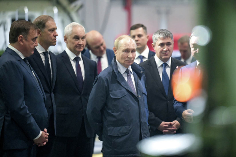Президент РФ Владимир Путин во время осмотра экспозиции образцов вооружений и военной техники на территории ПАО «Мотовилихинские заводы» в Перми