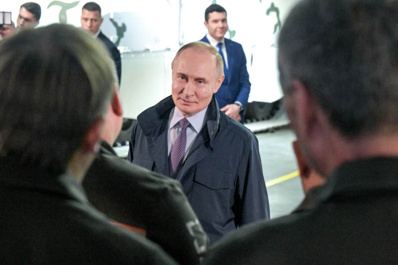 Президент РФ Владимир Путин во время осмотра экспозиции образцов вооружений и военной техники на территории ПАО «Мотовилихинские заводы» в Перми