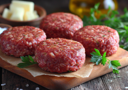 Секрет идеально сочных котлет — мясной фарш и колбасный сыр создают неповторимый вкус