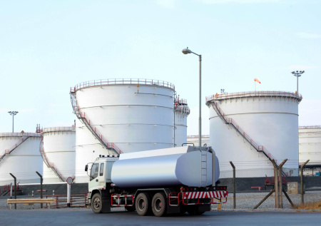 На украинской нефтебазе вспыхнул мощный пожар