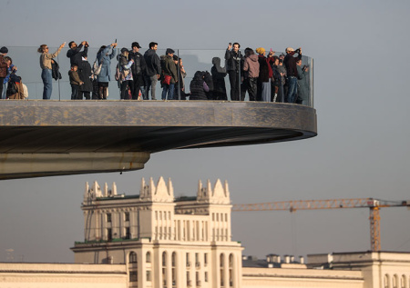 В центре Москвы женщина упала с парящего моста