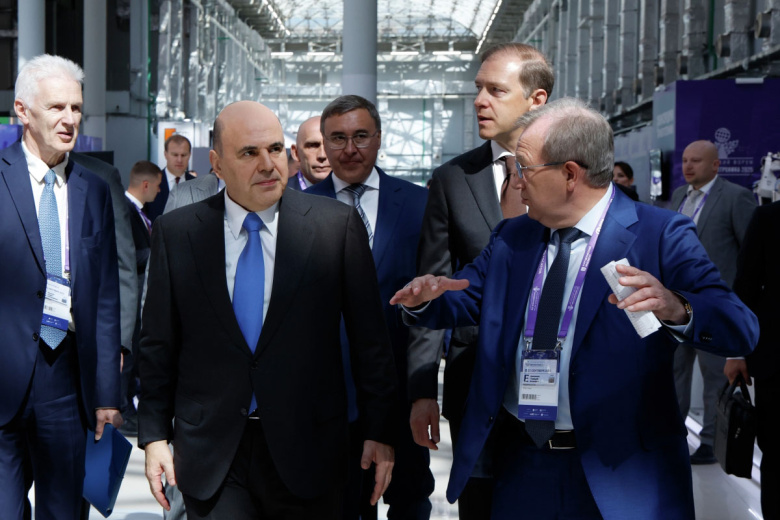 Председатель правительства РФ Михаил Мишустин осматривает выставку Российского форума «Микроэлектроника 2025» на территории научно-технологического университета «Сириус»