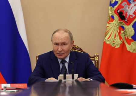«На грани катастрофы»: депутат об адресатах заявлений Путина на Совбезе