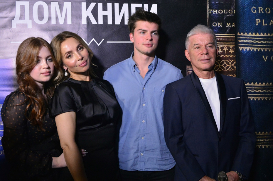Марианна (дочь), Марина Муравьёва-Газманова (жена), Филипп (сын) и Олег Газманов