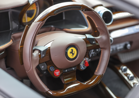 Появились кадры с разбитым Ferrari за 30 млн рублей под Екатеринбургом