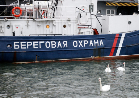 Пограничный корабль ФСБ зашел в порт Баку