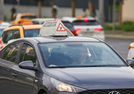 Автоэксперт рассказал, почему нужно отказаться от услуг автошкол