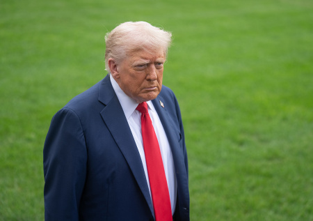 Трамп оказался в центре внимания из-за сломанного эскалатора