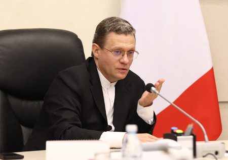 Губернатор Филимонов объяснил отмену запрета мигрантам работать на стройках