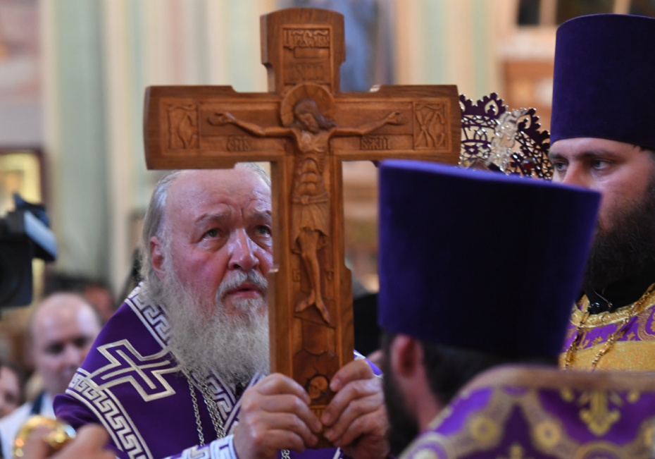Патриарх Московский и всея Руси Кирилл совершает Всенощное бдение с чином воздвижения Креста Господня в храме Казанской иконы Божьей Матери в Астрахане