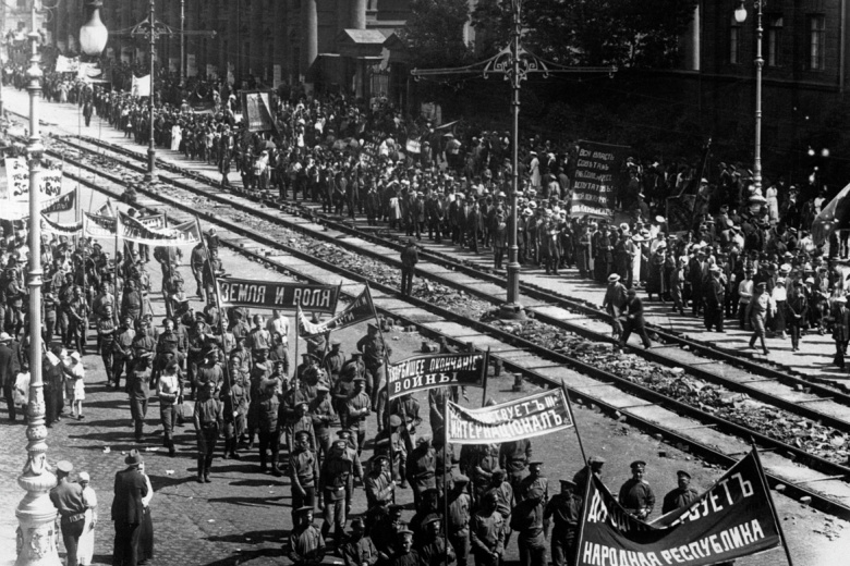Демонстрация рабочих и солдат под большевистскими лозунгами, 1917 год