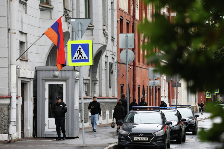 Автомобили Следственного комитета у консульства Армении в Санкт-Петербурге