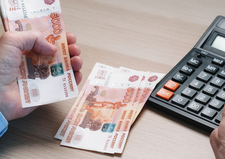 С 1 октября в России проиндексируют зарплаты федеральных госслужащих