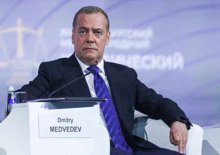 Медведев заявил, что скоро Трамп предложит «зеленому пианисту» капитуляцию