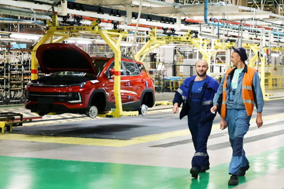 Сборка автомобиля на производственной линии Московского автомобильного завода «Москвич»