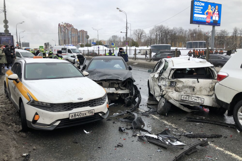 Авария с участием девяти автомобилей произошла на Рублевском шоссе в районе станции метро «Кунцевская»
