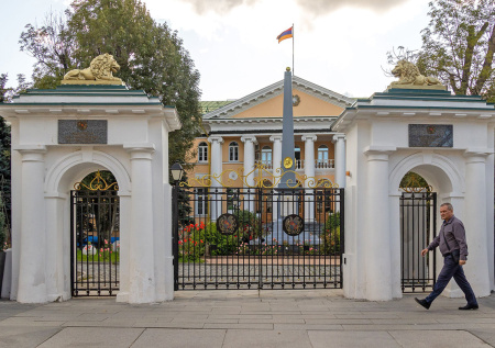 Десятки человек вышли на митинг у посольства Армении из-за Пашиняна